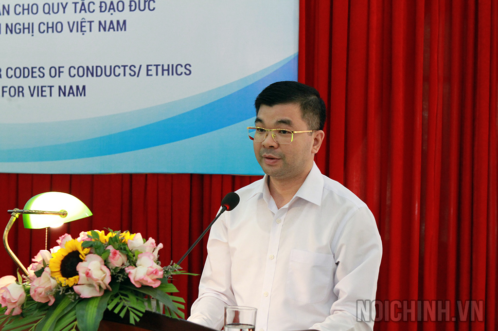 Đồng chí Nguyễn Chí Công, Vụ trưởng Vụ Pháp chế và quản lý khoa học, Tòa án nhân dân tối cao tham luận tại Hội thảo