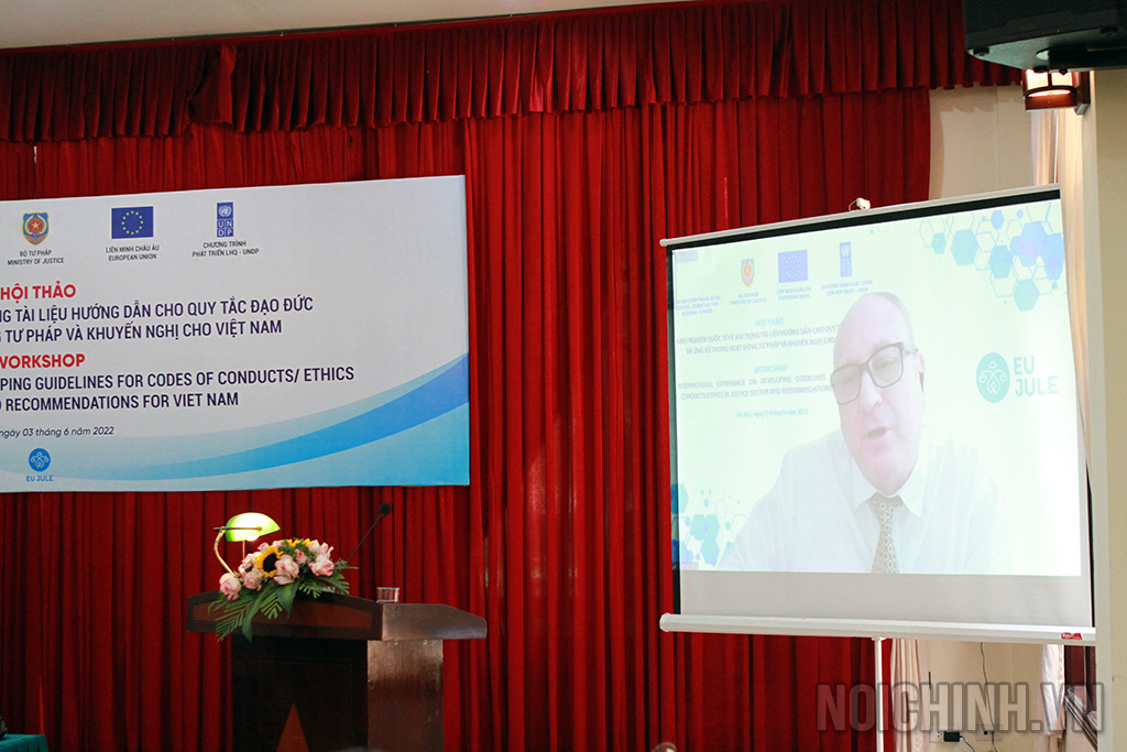 Ông Scott Peter Ciment, Nguyên cố vấn chính sách về pháp quyền và tiếp cận công lý, Chương trình Phát triển Liên hợp quốc tại Việt Nam tham luận trực tuyến tại Hội thảo