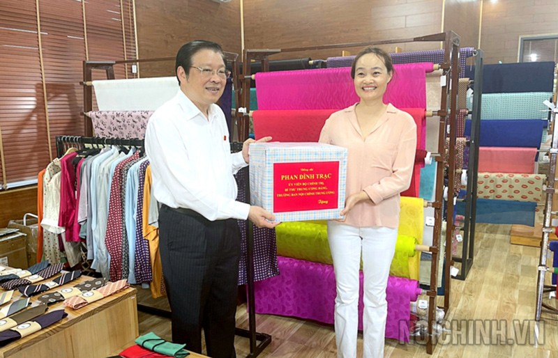 Đồng chí Phan Đình Trạc, Ủy viên Bộ Chính trị, Bí thư Trung ương Đảng, Trưởng Ban Nội chính Trung ương tặng quà Công ty Lụa Hà Bảo