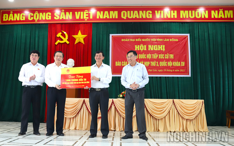Đồng chí Phan Đình Trạc, Ủy viên Bộ Chính trị, Bí thư Trung ương Đảng, Trưởng Ban Nội chính Trung ương tặng quà 