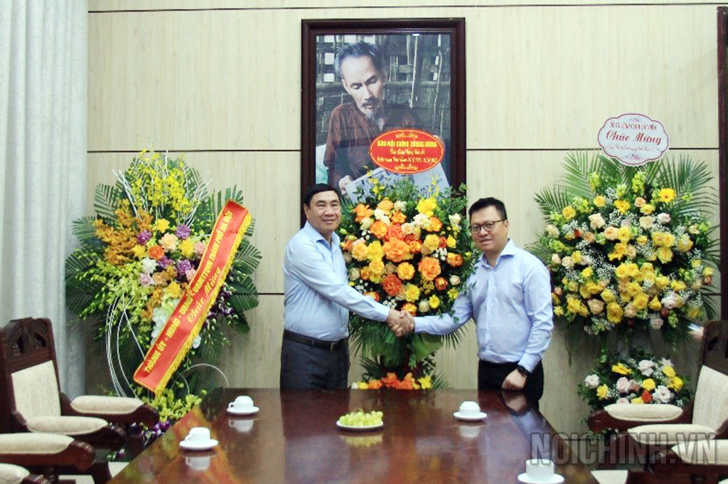 Đồng chí Trần Quốc Cường, Ủy viên Trung ương Đảng, Phó Trưởng Ban Nội chính Trung ương chúc mừng Báo Nhân Dân