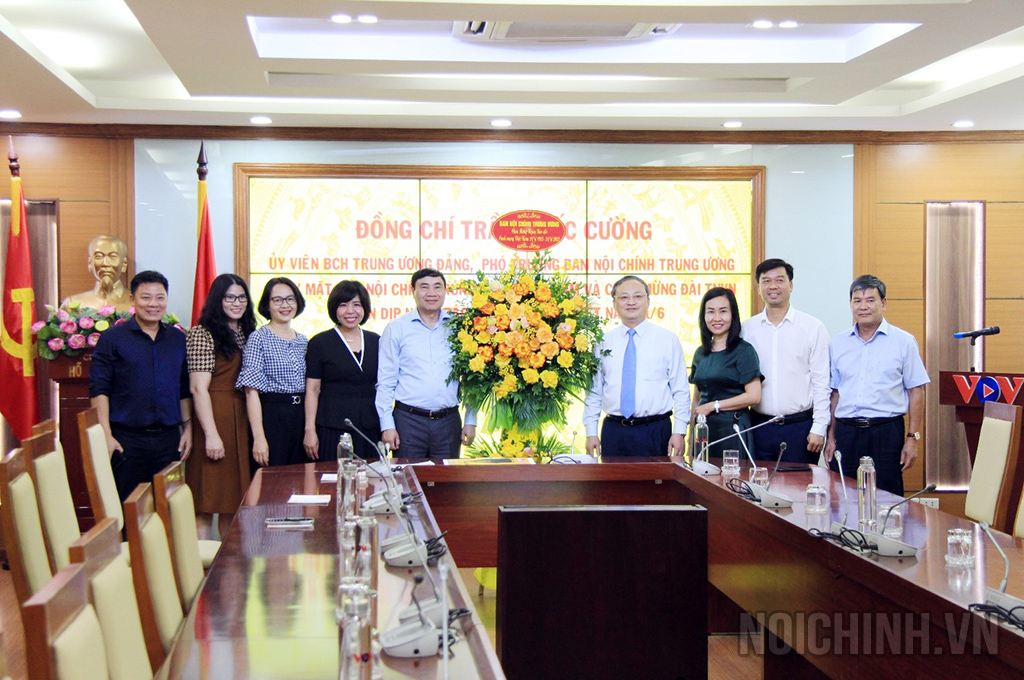Đồng chí Trần Quốc Cường, Ủy viên Trung ương Đảng, Phó Trưởng Ban Nội chính Trung ương chúc mừng Đài Tiếng Nói Việt Nam