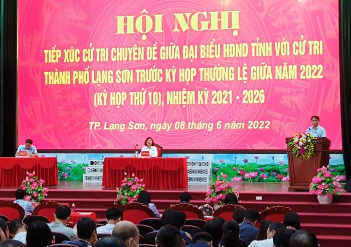 Đại diện Tổ đại biểu HĐND tỉnh báo cáo với cử tri thành phố Lạng Sơn dự kiến nội dung chương trình kỳ họp thường lệ giữa năm 2022 (kỳ họp thứ mười) HĐND tỉnh khoá XVII, nhiệm kỳ 2021-2026 (Ảnh Báo Lạng Sơn)