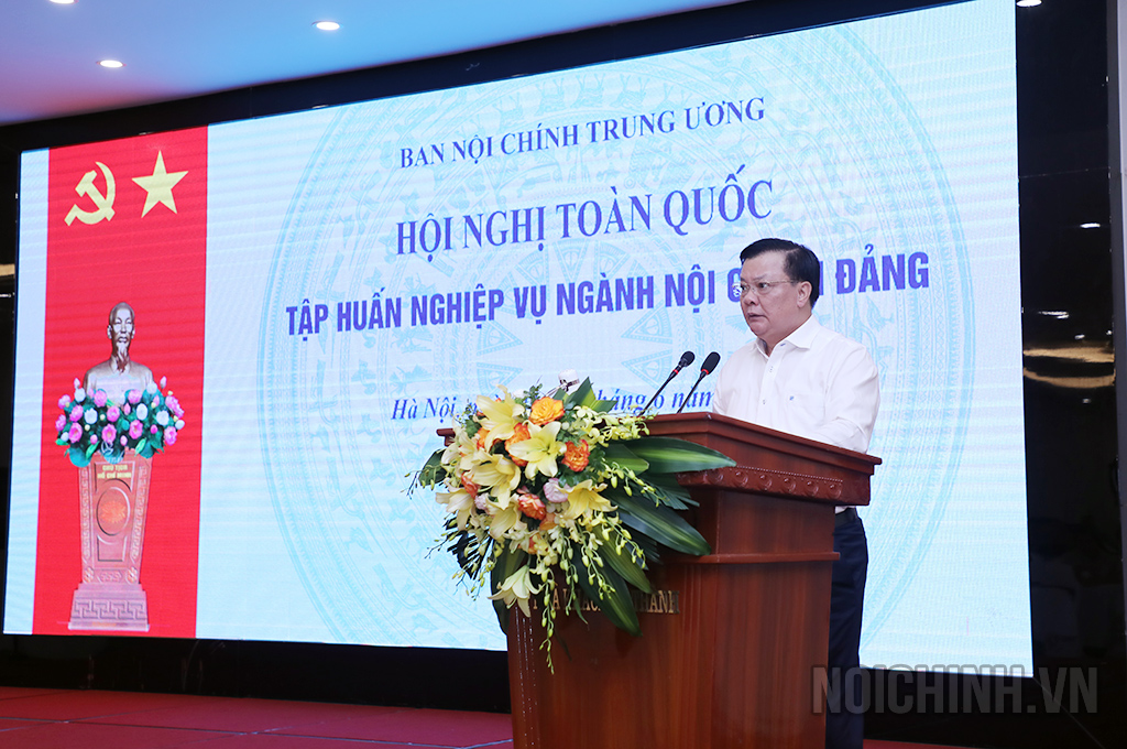 Đồng chí Đinh Tiến Dũng, Ủy viên Bộ Chính trị, Bí thư Thành ủy Hà Nội phát biểu tại Hội nghị