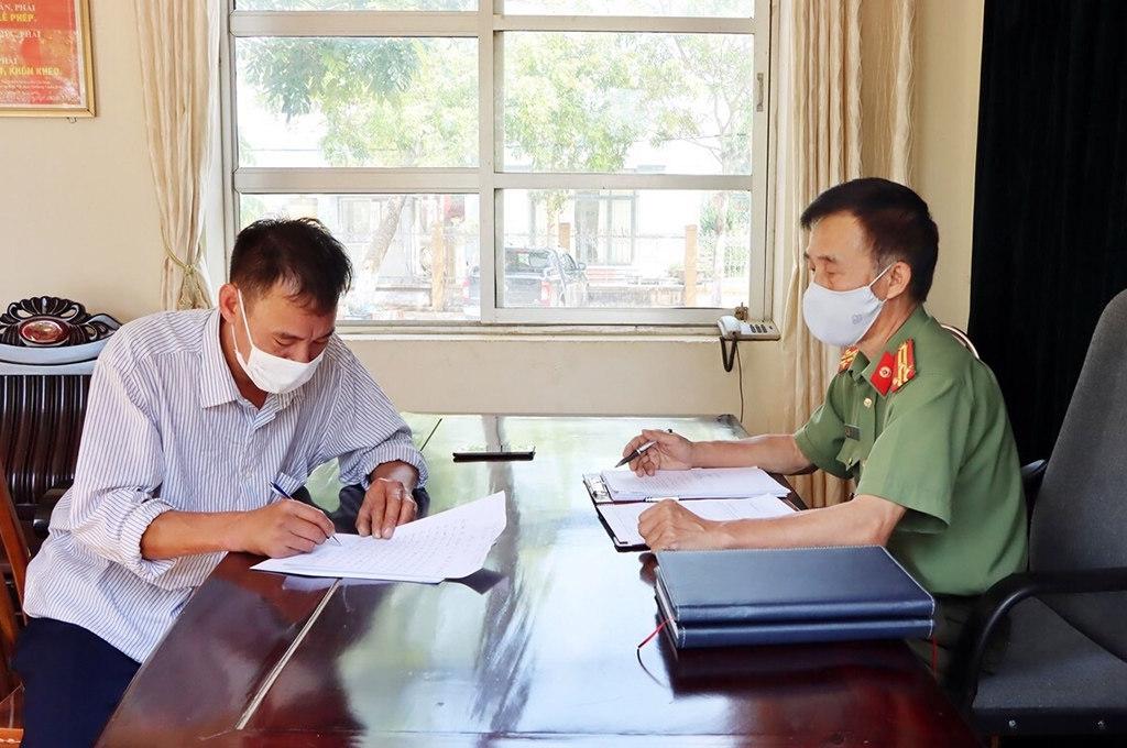 Lực lượng công an thực hiện tiếp công dân tại địa điểm tiếp công dân của Công an tỉnh Lai Châu (Ảnh Báo Lai Châu)