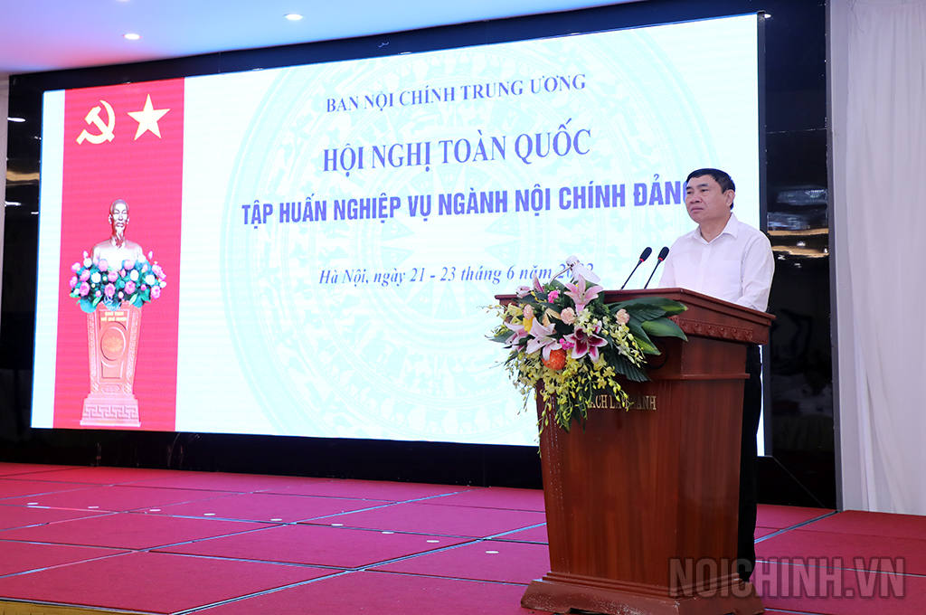 Đồng chí Trần Quốc Cường, Ủy viên Trung ương Đảng, Phó Trưởng Ban Nội chính Trung ương phát biểu tại Hội nghị
