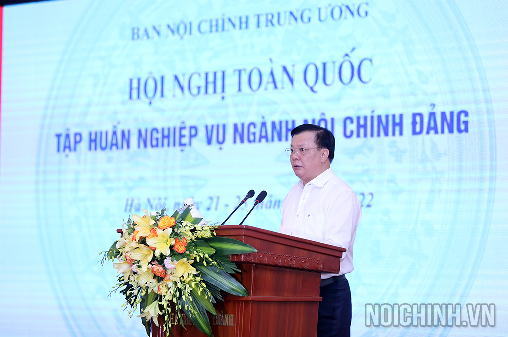 Đồng chí Đinh Tiến Dũng, Ủy viên Bộ Chính trị, Bí thư Thành ủy Hà Nội phát biểu chào mừng đại biểu dự Hội nghị
