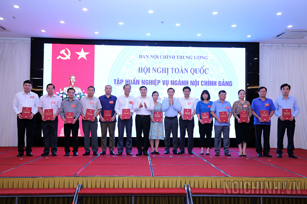 Các đồng chí: Trần Quốc Cường, Ủy viên Trung ương Đảng, Phó trưởng Ban; Nguyễn Thái Học, Phó trưởng Ban