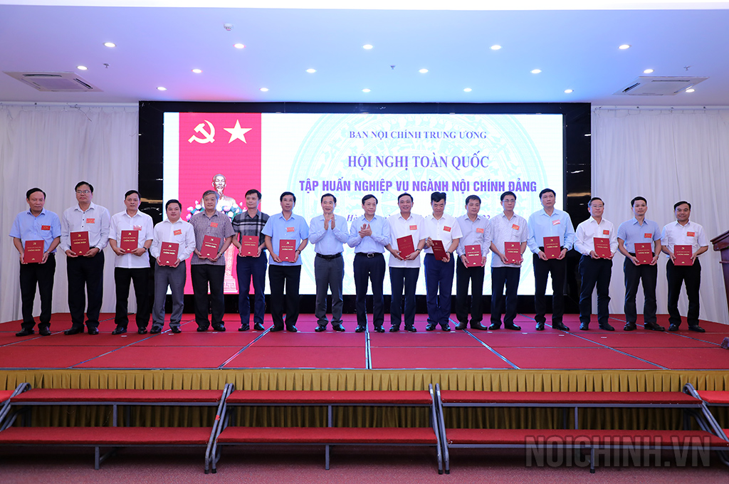 Các đồng chí Phó Trưởng Ban Nội chính Trung ương: Nguyễn Thái Học; Nguyễn Thanh Hải trao Chứng chỉ cho các đại biểu