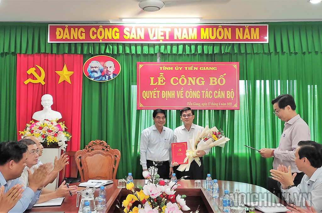 Đồng chí Nguyễn Văn Nhã, Ủy viên Ban Thường vụ, Trưởng Ban Tổ chức Tỉnh ủy Tiền Giang trao quyết định cho đồng chí Nguyễn Văn Mười