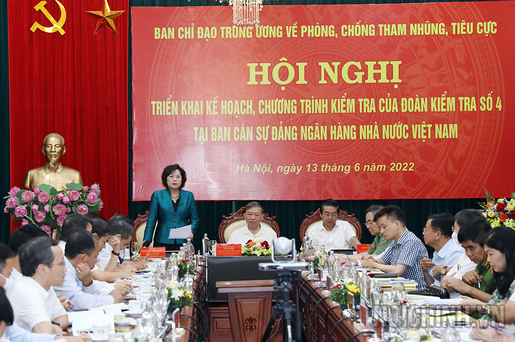 Đồng chí Nguyễn Thị Hồng, Ủy viên Trung ương Đảng, Bí thư Ban cán sự đảng, Thống đốc Ngân hàng Nhà nước Việt Nam phát biểu tại Hội nghị