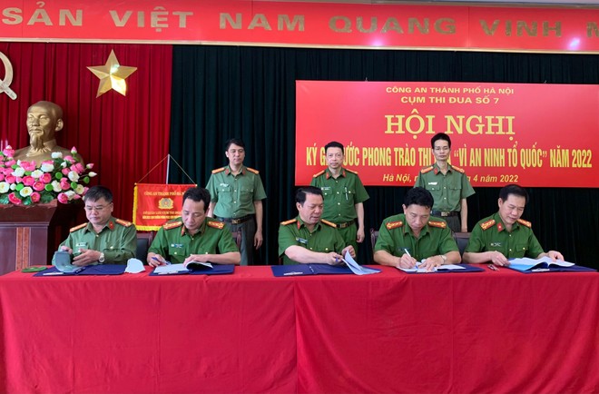 Đại diện chỉ huy các đơn vị trong Cụm thi đua số 7 Công an thành phố Hà Nội ký giao ước thi đua năm 2022