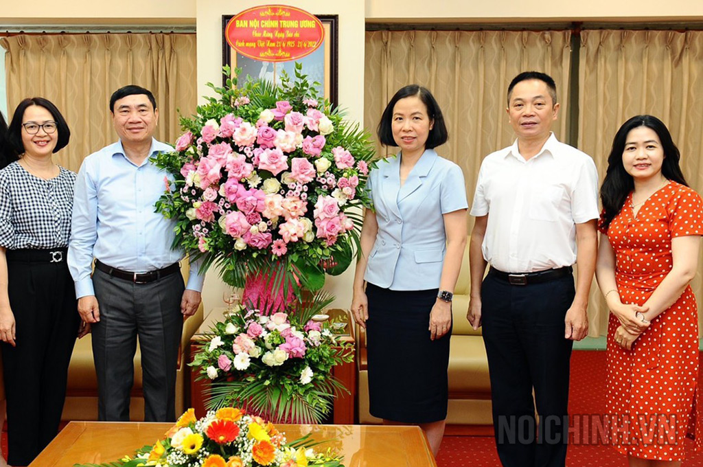 Đồng chí Trần Quốc Cường, Ủy viên Trung ương Đảng, Phó trưởng Ban Nội chính Trung ương đến thăm, chúc mừng Thông tấn xã Việt Nam