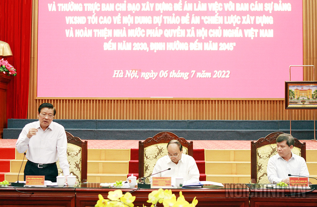 Đồng chí Phan Đình Trạc, Ủy viên Bộ Chính trị, Bí thư Trung ương Đảng, Trưởng Ban Nội chính Trung ương, Phó Trưởng ban Thường trực Ban Chỉ đạo xây dựng Đề án phát biểu tại buổi làm việc