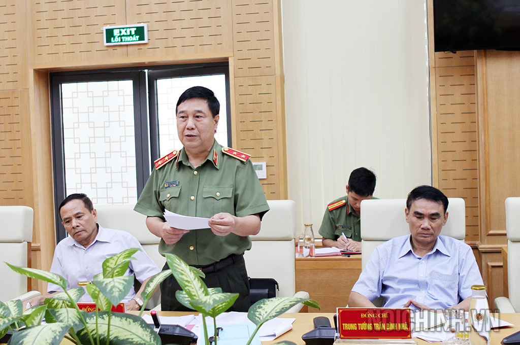 Đồng chí Trung tướng Nguyễn Ngọc Anh, Cục trưởng Cục Pháp chế và cải cách hành chính, tư pháp, Bộ Công an phát biểu tại buổi làm việc