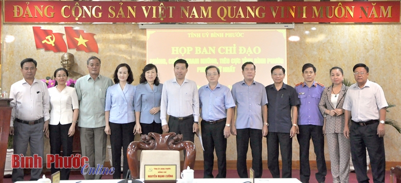 Các thành viên Ban chỉ đạo phòng, chống tham nhũng, tiêu cực tỉnh Bình Phước ra mắt tại lễ công bố (Ảnh: Báo Bình Phước)