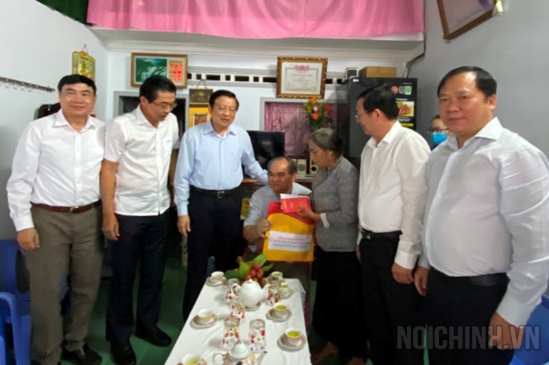 Đồng chí Phan Đình Trạc và Đoàn công tác tặng quà cho thương binh Võ Văn Sang