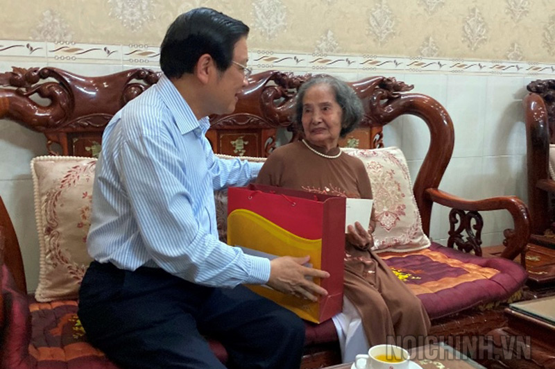 Đồng chí Phan Đình Trạc tặng quà mẹ Việt Nam anh hùng Võ Thị Đắp