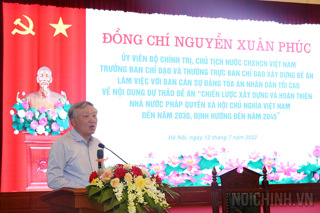 Đồng chí Nguyễn Hòa Bình, Ủy viện Bộ Chính trị, Bí thư Trung ương Đảng, Chánh án Tòa án Nhân dân tối cao phát biểu tại buổi làm việc
