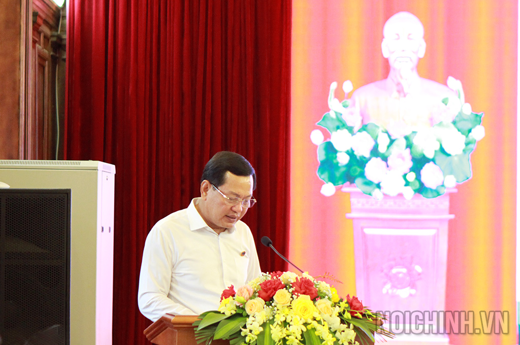 Đồng chí Nguyễn Văn Du, Phó Chánh án Tòa án nhân dân tối cao phát biểu tại buổi làm việc
