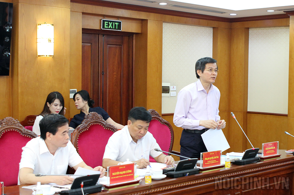 Đồng chí Đoàn Minh Huấn, Ủy viên Trung ương Đảng, Tổng Biên tập Tạp chí Cộng sản phát biểu tham luận tại Tọa đàm