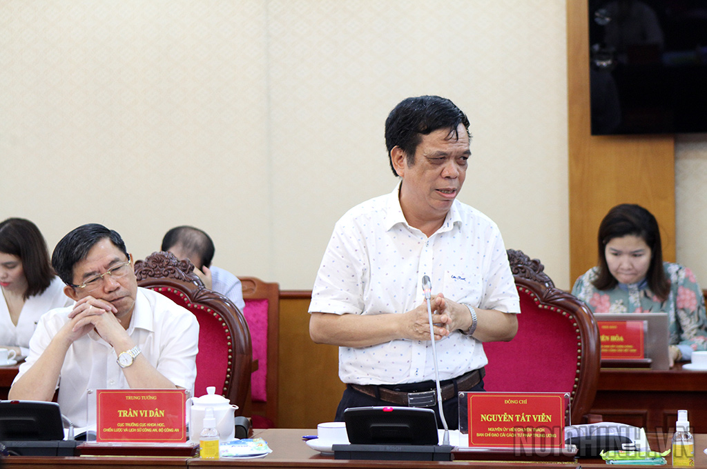 Đồng chí Nguyễn Tất Viễn, Nguyên Ủy viên Chuyên trách Ban Cải cách tư pháp Trung ương phát biểu tham luận tại Tọa đàm
