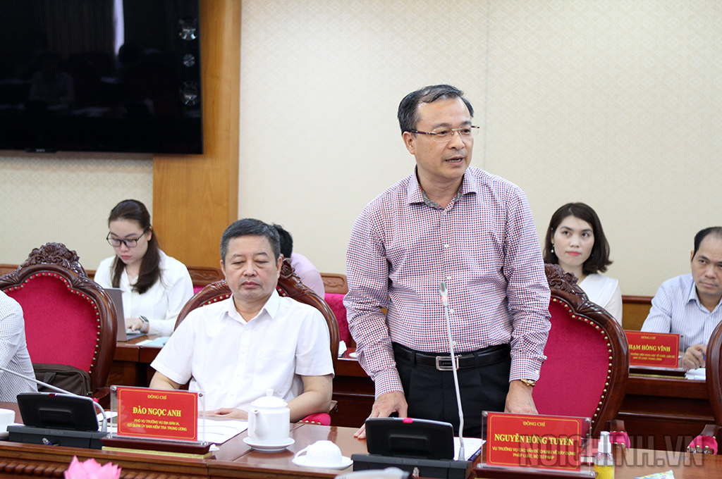 Đồng chí Nguyễn Hồng Tuyến, Vụ trưởng Vụ các vấn đề chung về xây dựng pháp luật, Bộ Tư pháp phát biểu tham luận tại Tọa đàm