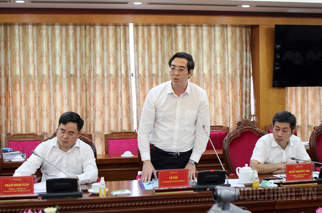 Đồng chí Lê Hải, Ủy viên Ban Biên tập Tạp chí Cộng sản phát biểu tham luận tại Tọa đàm
