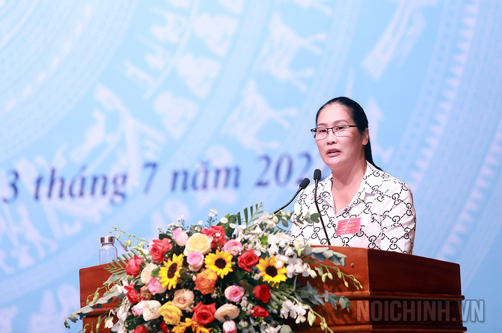 Đồng chí Mông Thị Huệ, Trưởng phòng Theo dõi công tác Nội chính, Ban Nội chính Tỉnh ủy Bắc Kạn phát biểu cảm tưởng tại Hội nghị