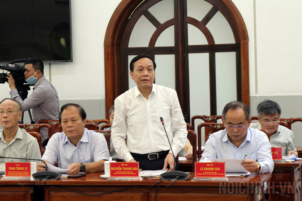 Đồng chí Nguyễn Thanh Hải, Phó trưởng Ban Nội chính Trung ương trình bày Báo cáo tại buổi làm việc