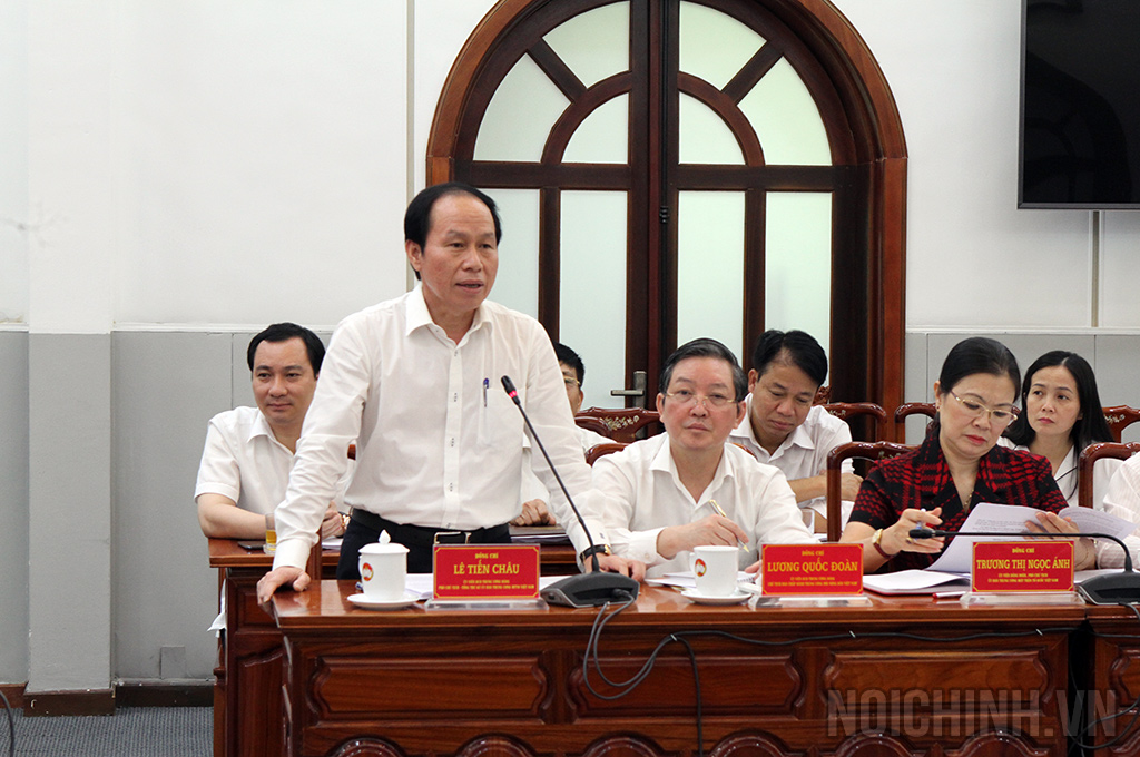 Đồng chí Lê Tiến Châu, Ủy viên Trung ương Đảng, Phó Chủ tịch - Tổng thư ký Ủy ban Trung ương Mặt trận Tổ quốc Việt Mam phát biểu tại buổi làm việc