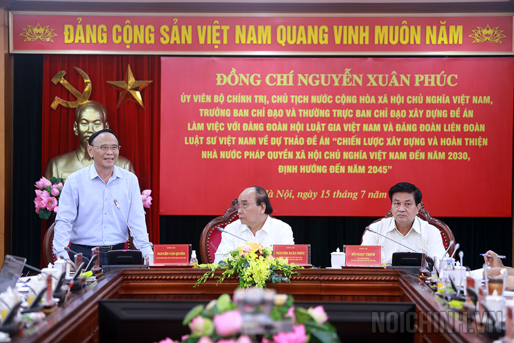 Đồng chí Nguyễn Văn Quyền, Bí thư Đảng đoàn, Chủ tịch Hội Luật gia Việt Nam phát biểu tại buổi làm việc