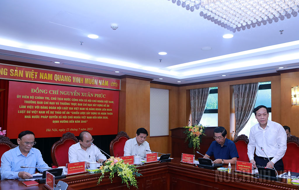 Đồng chí Nguyễn Thanh Hải, Phó trưởng Ban Nội chính Trung ương, Thành viên Ban Chỉ đạo, Tổ trưởng Tổ Biên tập xây dưng Đề án trình bày Báo cáo tại buổi làm việc