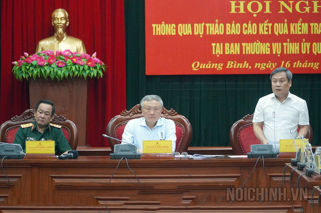 Đồng chí Vũ Đại Thắng, Ủy viên Trung ương Đảng, Bí thư Tỉnh ủy Quảng Bình phát biểu tại Hội nghị