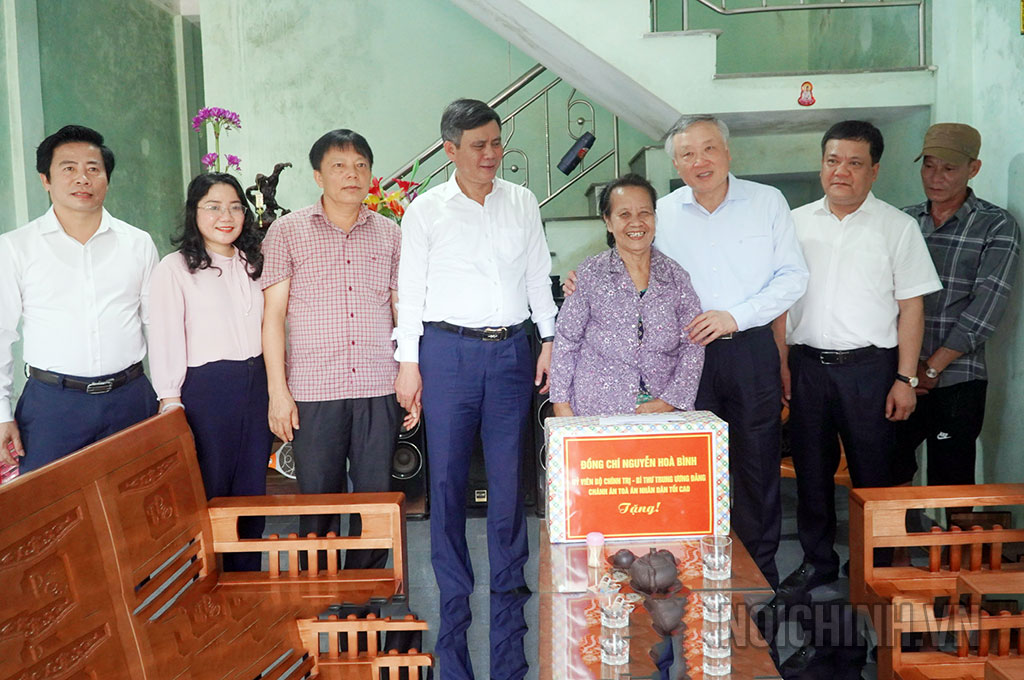 Đồng chí Nguyễn Hoà Bình thăm và tặng quà cho thương binh Trần Thị  Huyền