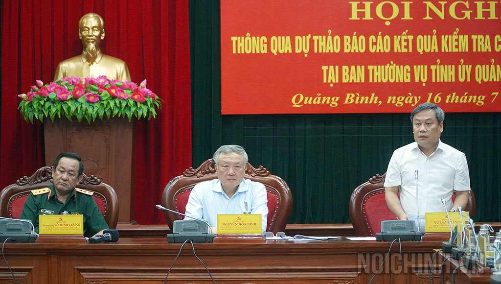 Đồng chí Vũ Đại Thắng, Ủy viên Trung ương Đảng, Bí thư Tỉnh ủy Quảng Bình phát biểu tại Hội nghị