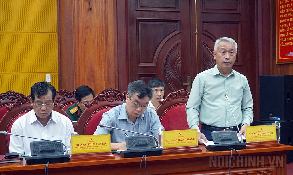 Đồng chí Nguyễn Quốc Vinh, Vụ trưởng Vụ Cơ quan Nội chính, Ban Nội chính Trung ương, Thư ký Đoàn kiểm tra trình bày dự thảo Báo cáo tại Hội nghị