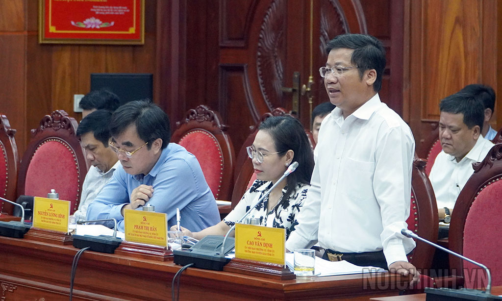 Đồng chí Cao Văn Định, Trưởng ban Tuyên giáo Tỉnh ủy Quảng Bình phát biểu tại Hội nghị