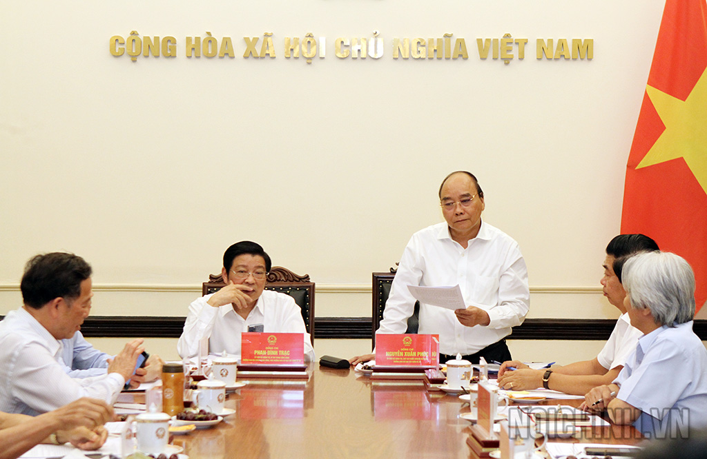 Đồng chí Nguyễn Xuân Phúc, Ủy viên Bộ Chính trị, Chủ tịch nước, Trưởng Ban chỉ đạo xây dựng Đề án phát biểu chị đạo tại buổi làm việc