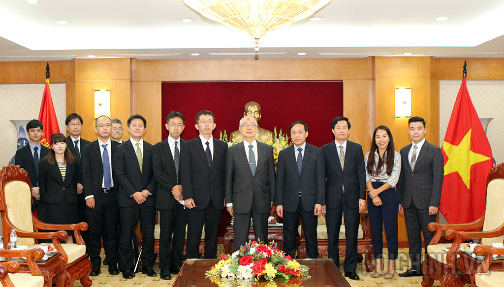 Đồng chí Nguyễn Thanh Hải, Phó trưởng Ban Nội chính Trung ương và Giáo sư Morishima chụp ảnh lưu niệm với Đoàn công tác