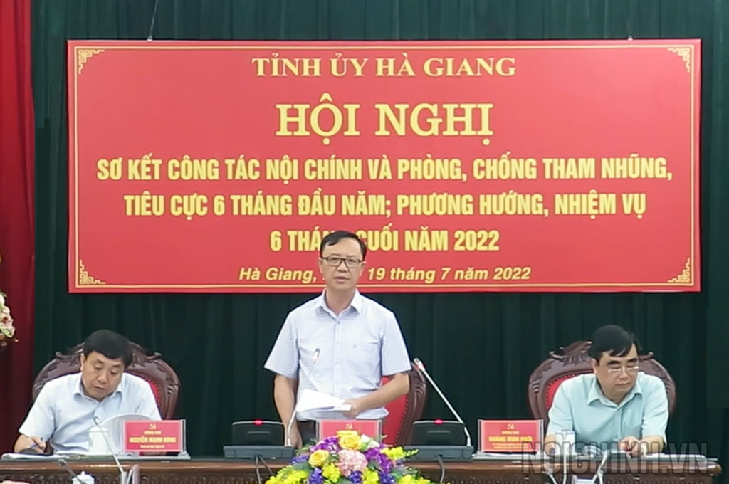 Đồng chí Thào Hồng Sơn, Phó Bí thư Thường trực Tỉnh ủy, Chủ tịch Hội đồng nhân dân tỉnh phát biểu kết luận Hội nghị