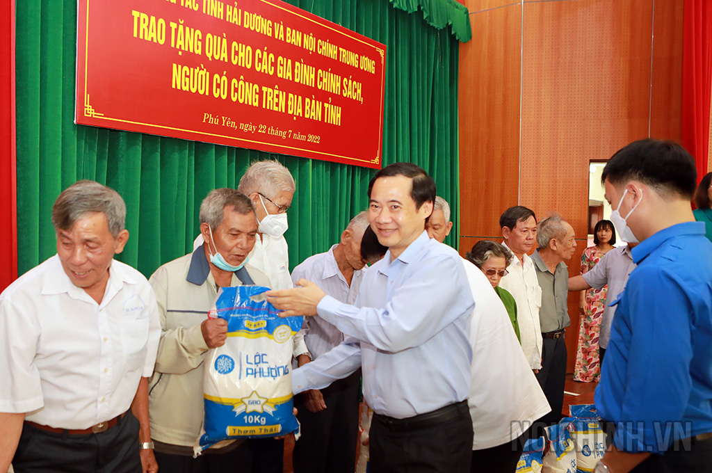 Đồng chí Nguyễn Thái Học, Phó trưởng Ban Nội chính Trung ương tặng quà các gia đình chính sách, người có công tại tỉnh Phú Yên 