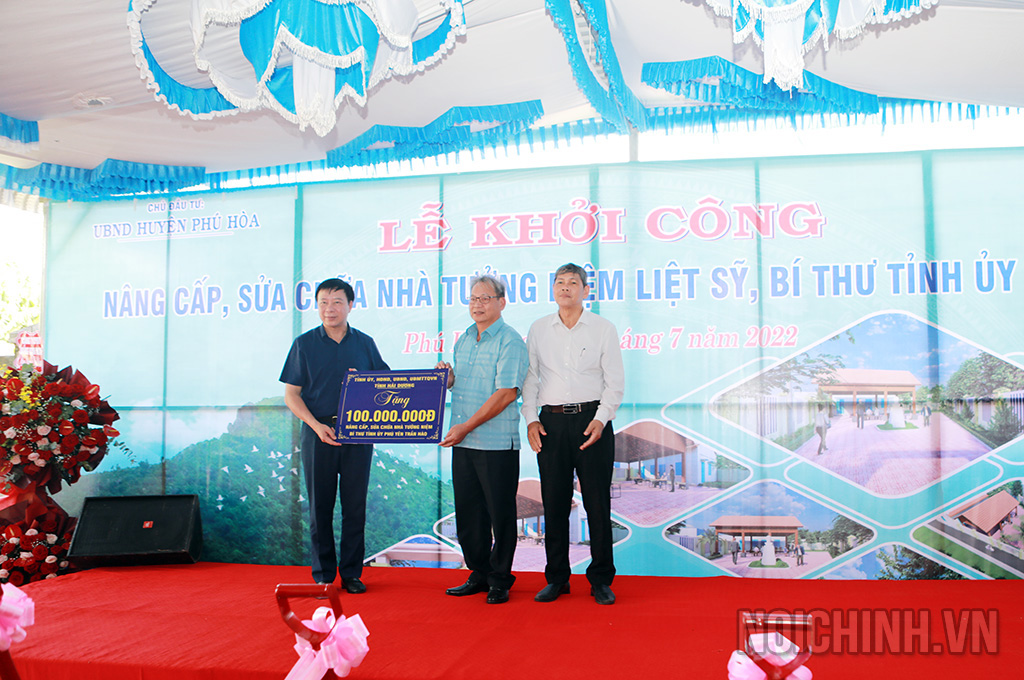 Đồng chí Phạm Xuân Thăng, Ủy viên Trung ương Đảng, Bí thư Tỉnh ủy, Chủ tịch HĐND tỉnh Hải Dương (bên trái) trao 100 triệu đồng cho lãnh đạo huyện Phú Hòa để xây dựng công trình