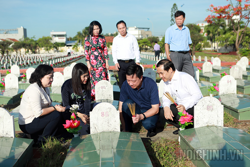 Đoàn công tác Ban Nội chính Trung ương và Tỉnh ủy Hải Dương thắp hương tại Nghĩa trang liệt sĩ tỉnh Phú Yên