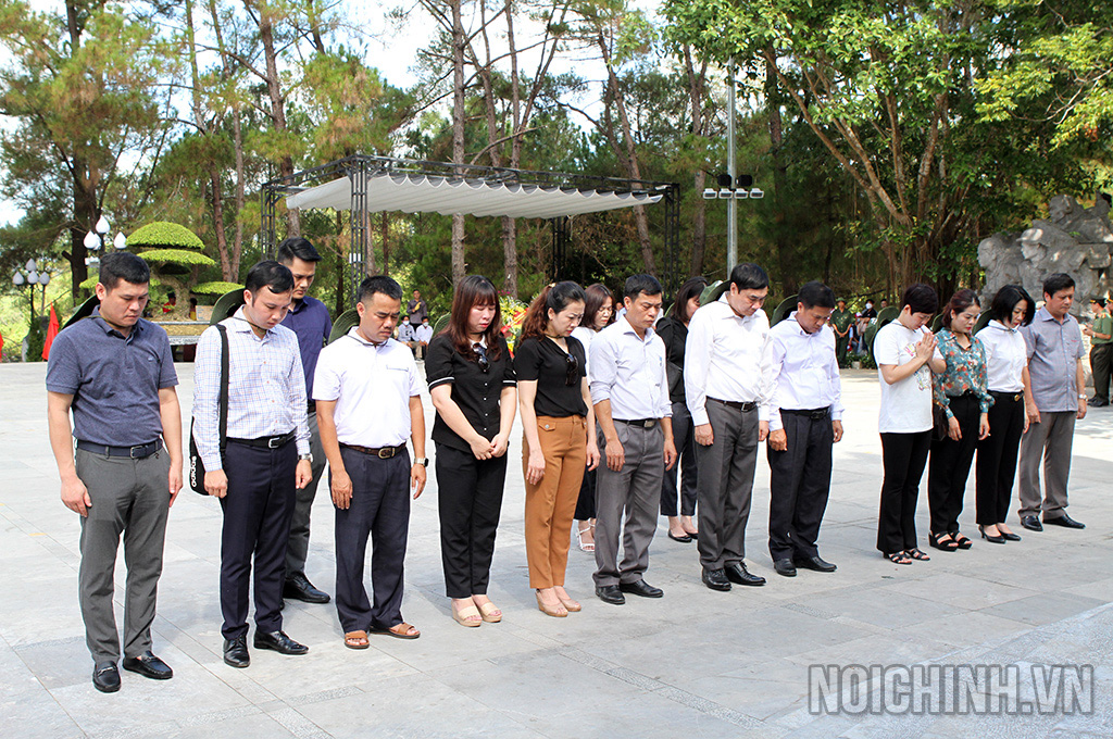 Đoàn cán bộ, công chức Ban Nội chính Trung ương thành kính tri ân các anh hùng liệt sỹ tại Nghĩa trang Quốc gia Trường Sơn, tỉnh Quảng Trị