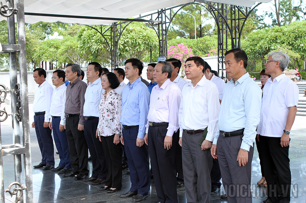  Đoàn cán bộ, công chức Ban Nội chính Trung ương và Ban Tổ chức Trung ương dâng hương tại Nghĩa trang liệt sỹ Quốc gia Đường 9, tỉnh Quảng Trị