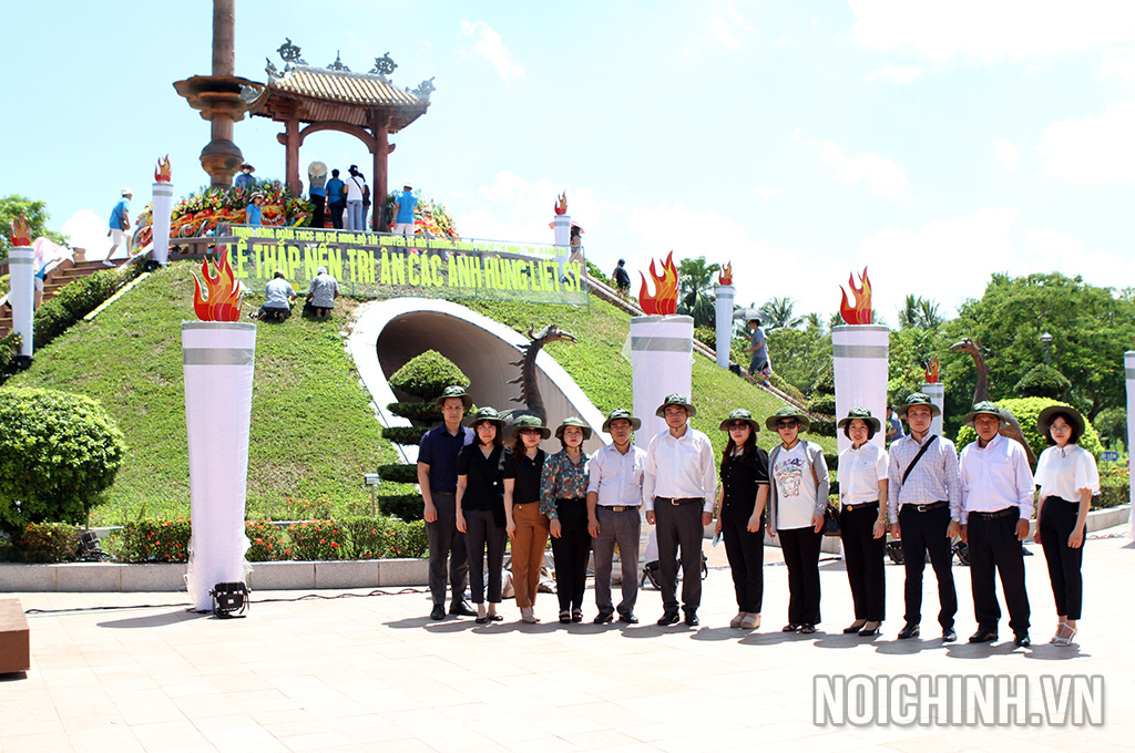 Đoàn cán bộ, công chức Ban Nội chính Trung ương chụp ảnh lưu niệm tại Thành cổ Quảng Trị