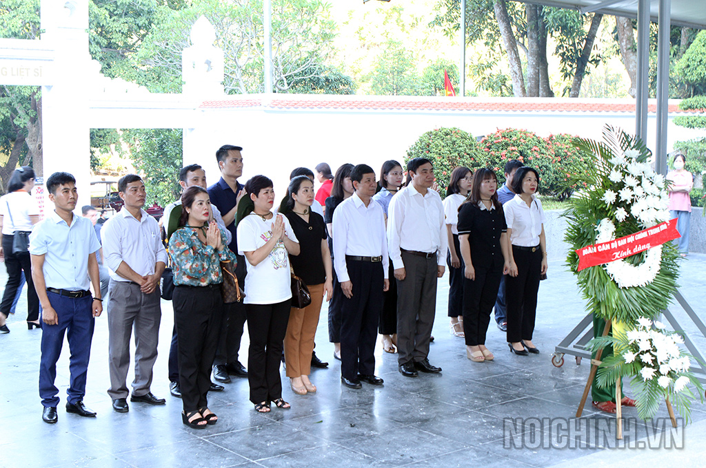Đoàn cán bộ, công chức Ban Nội chính Trung ương thành kính dâng hương tại Khu Di tích lịch sử quốc gia đặc biệt Ngã ba Đồng Lộc 