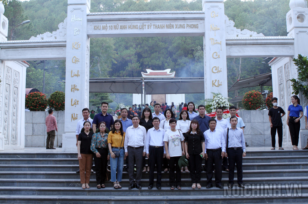 Đoàn cán bộ, công chức Ban Nội chính Trung ương chụp ảnh lưu niệm tại Khu Di tích lịch sử quốc gia đặc biệt Ngã ba Đồng Lộc