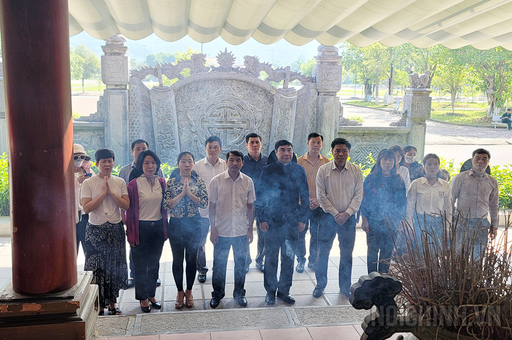 Đồng chí Trần Quốc Cường, Ủy viên Trung ương Đảng, Phó trưởng Ban cùng Đoàn dâng hương tại khu di tích Lịch sử Truông Bồn, tỉnh Nghệ An